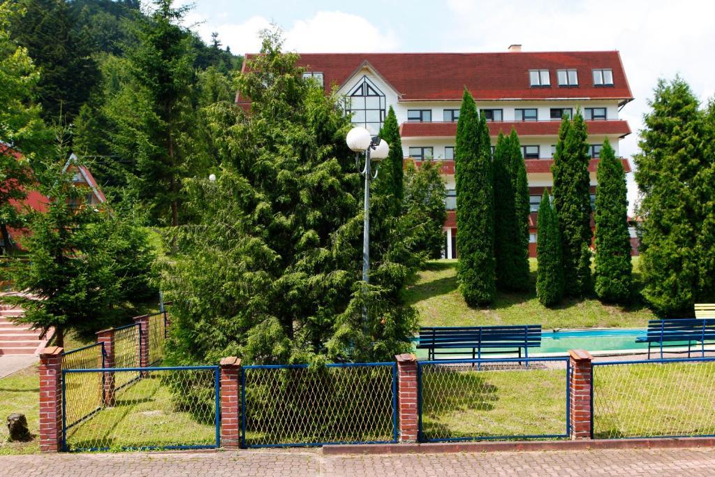 Perelka Natura Tour Hotel Cisna Exterior photo